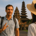guide francophone à Bali expliquant un temple local à des voyageurs