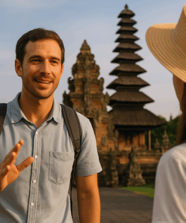 guide francophone à Bali expliquant un temple local à des voyageurs